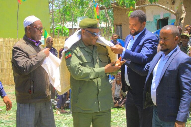 ህብረተሰብ ተሳትፎ ከ2.5 ሚሊየን ብር በላይ በሆነ ወጪ የተገነቡ የቀበሌ ፖሊስ አገልግሎት መስጫ ማዕከላት እና ከወንጀል ነፃ 05 ቀበሌዎች በመፈጠሩ አስተዋጽኦ ላደረጉ አካለት የምስጋና ስጦታና የምስክር ሰርተፍኬት ተሰጠ!